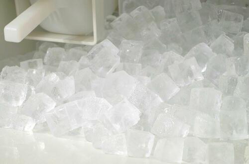冷凍庫の氷の写真