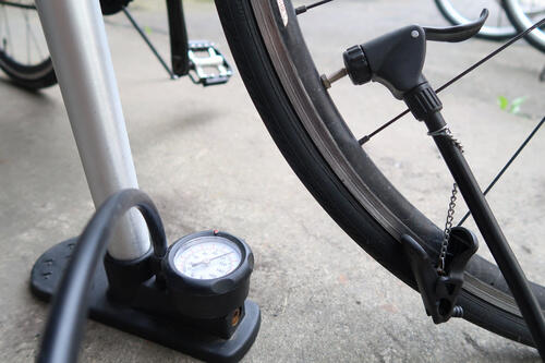 自転車のタイヤに空気を入れているところの写真