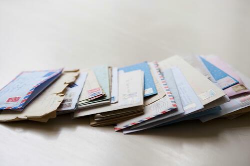 いろいろな種類の郵便物の写真