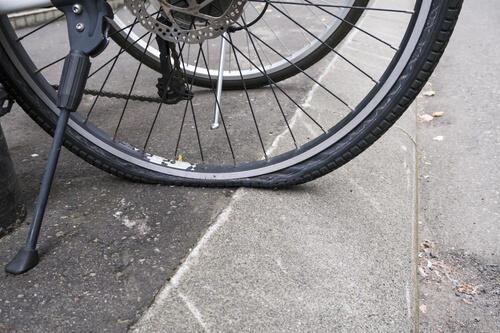 空気が抜けてつぶれている自転車のタイヤの写真