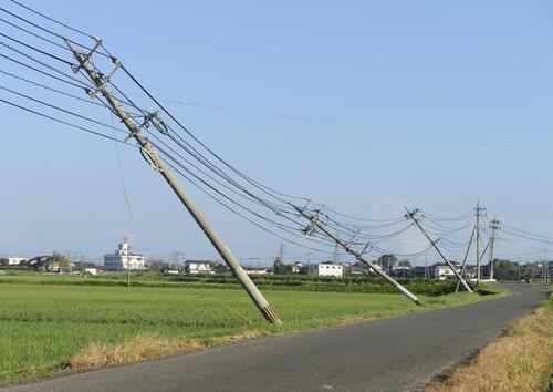 斜めに傾いた電柱の写真