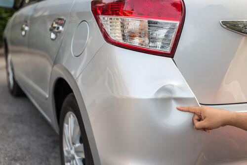 車のパテ埋めを自分でやってみよう 車の凹みや傷の修理方法を解説 暮らし オリーブオイルをひとまわし