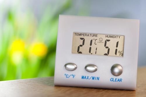 快適な湿度を示す温湿度計