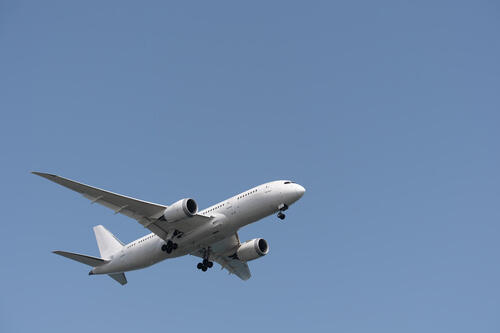 エアメールを運ぶ航空機のイメージ