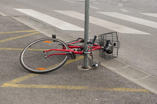 台風に備えて倒してある自転車のイメージ画像