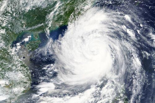 台風が写った天気図の写真