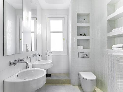 白基調のシンプルなトイレの写真