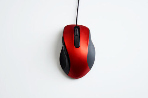 赤いマウスと白い背景