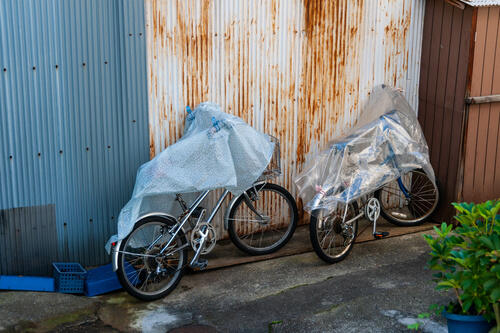 カバーをかけた自転車の画像