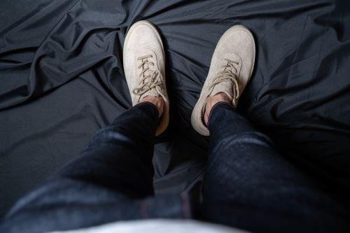 スニーカーを履いている男性の足元の写真