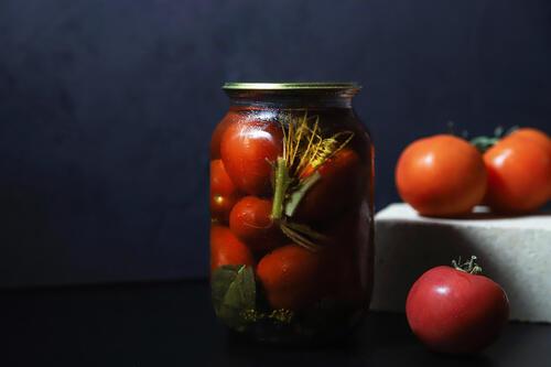 冷暗所で保存されている食品のイメージ写真