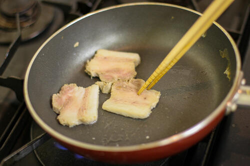 肉をフライパンで熱してよ火を通しているところの写真