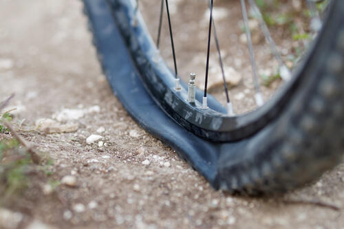 パンクした自転車のタイヤの画像