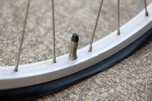 自転車のタイヤのバルブの写真