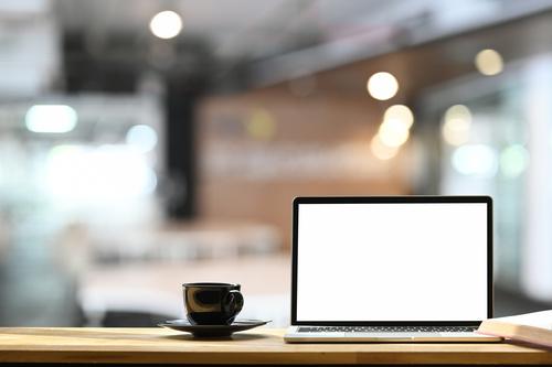 カフェの背景とノートパソコンの画像