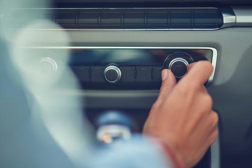 車のラジオにノイズが入るのはなぜ 解決方法を紹介 暮らし オリーブオイルをひとまわし