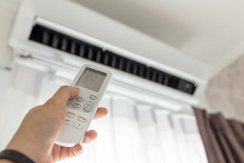 エアコンはこまめに消すよりつけっぱなしで電気代が安くなる？