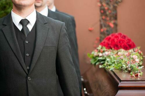 お葬式はマナーが大事！最適なネクタイの種類と結び方とは？