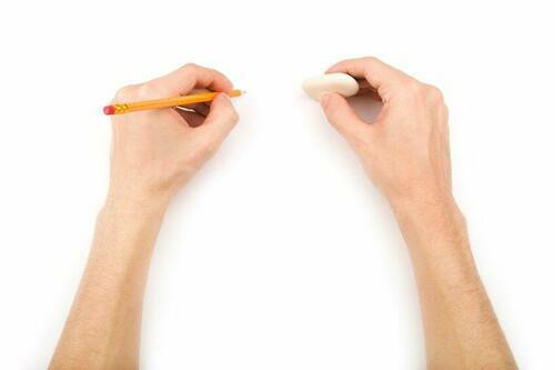 左手に鉛筆、右手に消しゴムを持つ人の手の写真