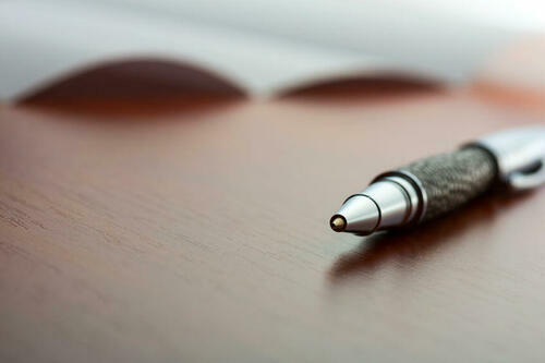 ボールペンの選び方ガイド。インクの種類やペン先の出し方などを解説