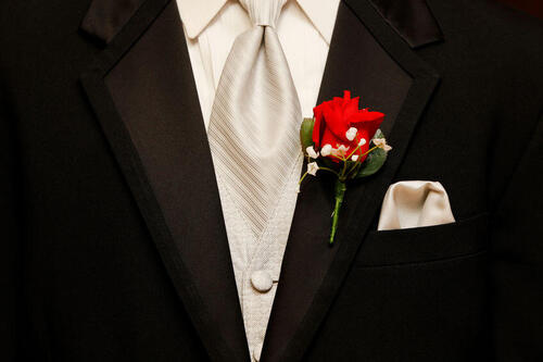 結婚式の服装マナーを解説！男性ゲスト向けスーツやネクタイの選び方