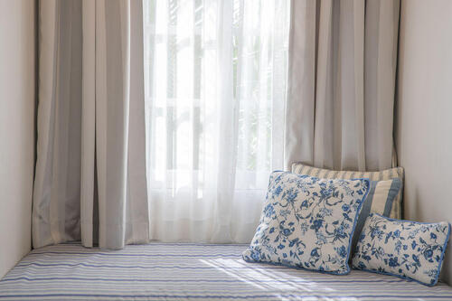 寝室のカーテンの選び方 風水でおすすめの色やコーディネートも公開 暮らし オリーブオイルをひとまわし