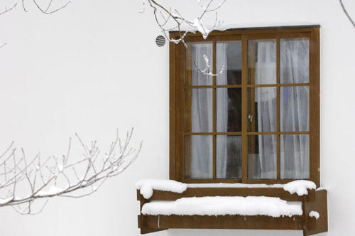 窓に断熱シートを貼って防寒対策！種類や貼り方をチェック