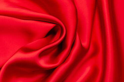 鮮やかな赤色のレーヨン生地のイメージ写真