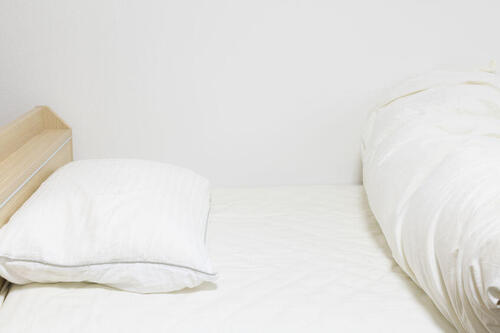 綺麗な枕と掛布団、マットレスなどの寝具の写真