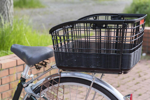 自転車の後ろにカゴをつけてラクラク買物。取りつけ方法と注意点とは