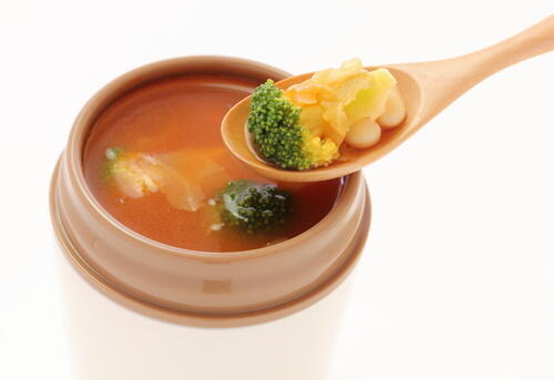 ミネストローネのようなスープが入ったスープジャーの写真