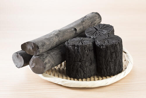 ザルに盛られた木炭の写真