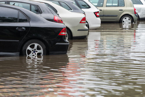 冠水した道路はとても危険！注意点と避ける方法を知っておこう