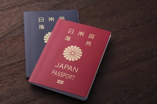 パスポートが期限切れしたときの対応方法！処分のしかたも紹介
