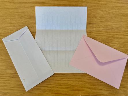 三つ折りの便箋と和封筒・洋封筒の写真