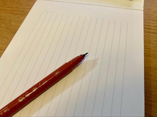 筆ペンの正しい持ち方やコツとは？上達する練習方法も紹介！