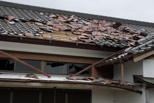 台風で屋根が飛ばされる理由と対策方法！保険が使えるかどうかも解説