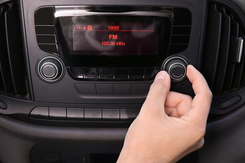 車のラジオにノイズが入るのはなぜ？解決方法を紹介！