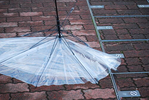 台風時に傘をさすのは危険！壊れにくい耐風傘やおすすめ雨対策グッズ