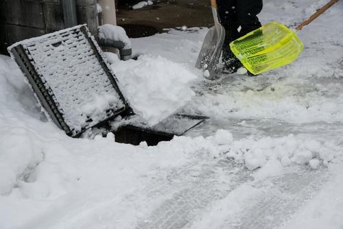 融雪槽に新雪を投げ入れているところの写真