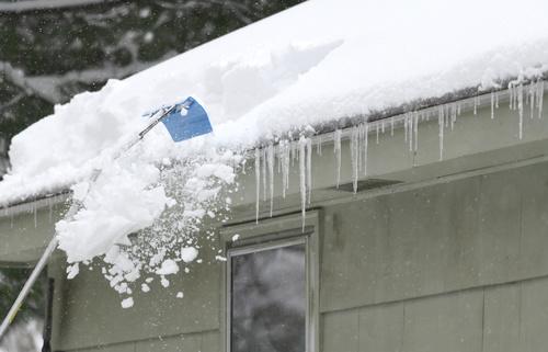 雪下ろしに必要な道具と正しい方法！業者に依頼する場合の料金は？