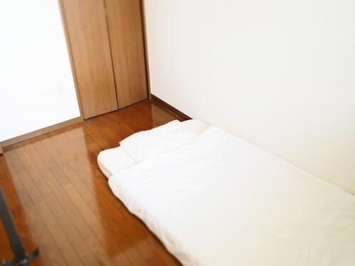 洋室に布団を敷くなら湿気に注意！眠りを守る対策とグッズまとめ