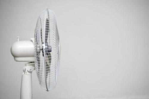 換気には【扇風機】が効果的！窓がない部屋でもＯＫな使い方とは