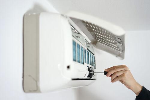 エアコン修理は自分でできる？業者に頼んだ際の費用や買い替えサイン