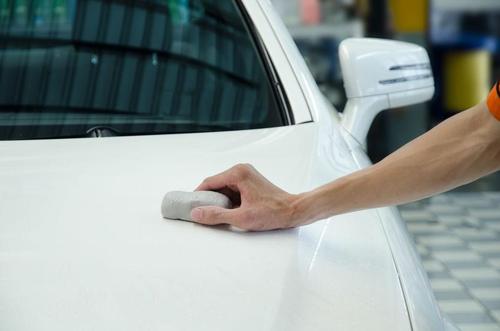 洗車用粘土クリーナーは鉄粉除去に最適？使い方やおすすめ商品も紹介