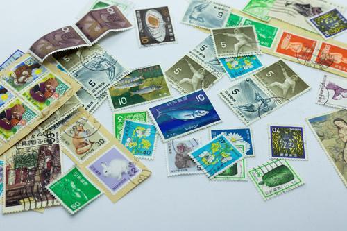 いろいろな種類の切手の写真