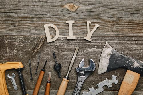 「DIY」の文字とDIYで使用するさまざまな工具などの写真