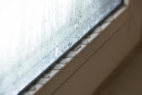 結露対策が窓に必要な理由は？水滴を予防する方法や便利グッズを紹介