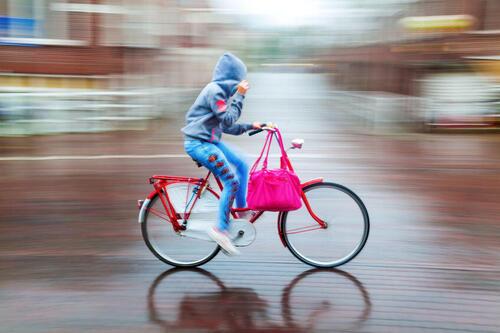 自転車の傘差し運転は違反！雨の日の安全運転におすすめの対策とは？