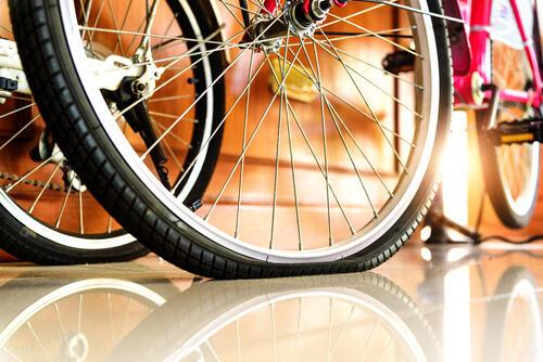 空気が抜けている自転車のタイヤの写真